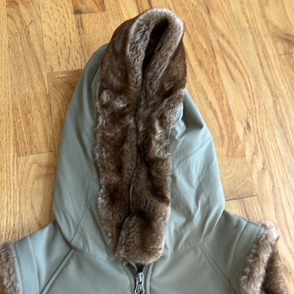 MARMOT Faux Fur Lined Hooded Softshell Olive Green Vest, Size Small - Picture 3 of 12